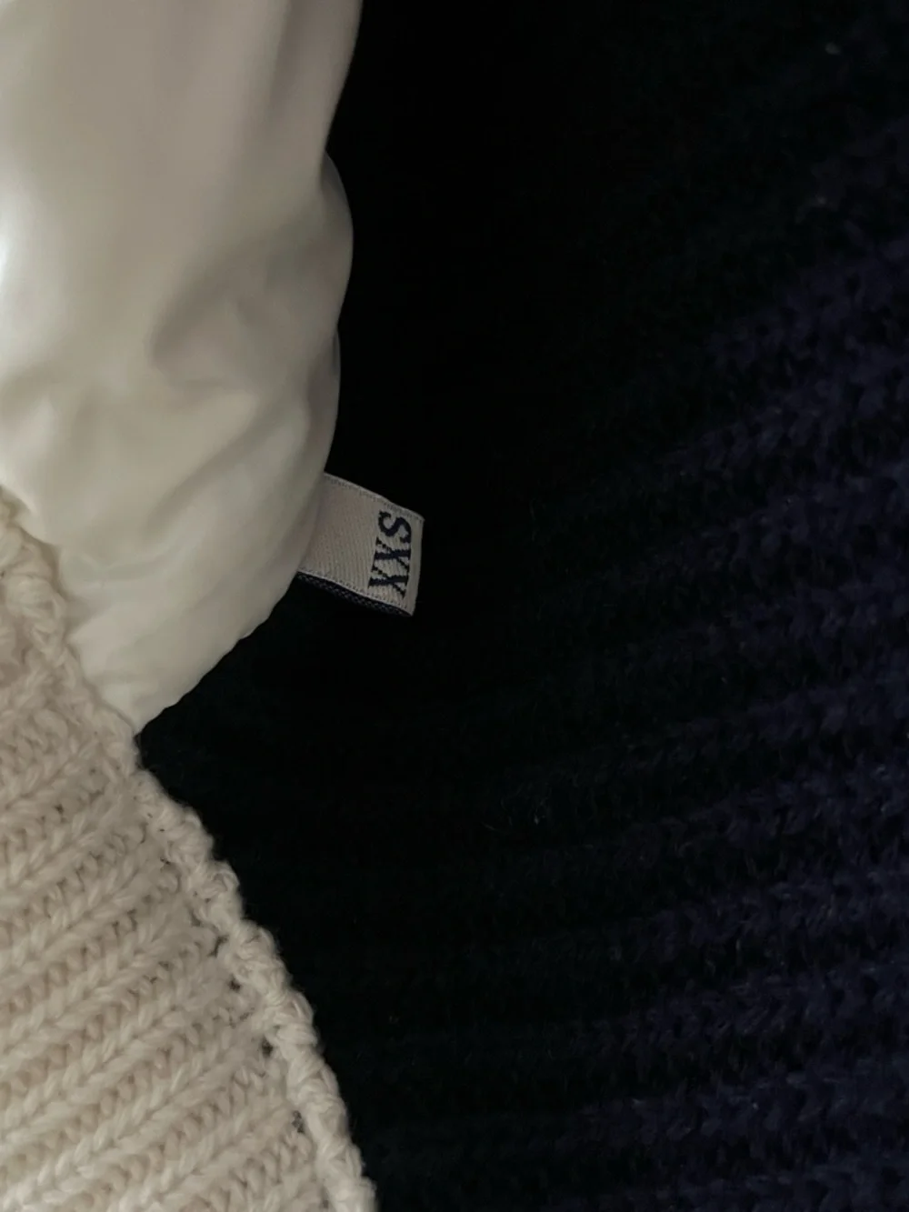 Moncler Navy Blur Puffer Jacket with Cream Rib Collar and Knit Sleeves - Picture 9 of 10